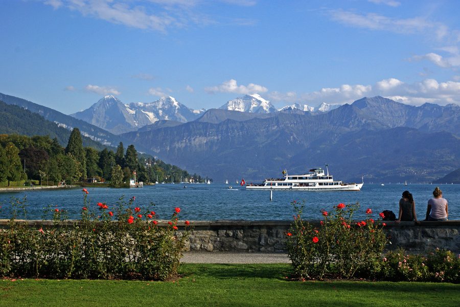 Schadaupark con vista sul castello di Schadau, il lago di Thun e le Alpi Bernesi