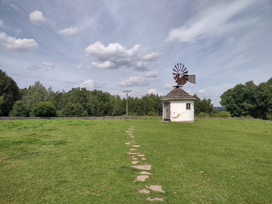Mulino a vento nel vivace museo all’aperto di Jindřichovice pod Smrkem