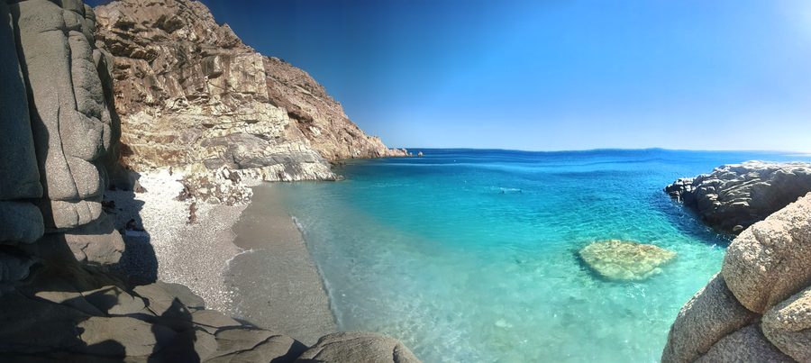 Seychellen Beach a Ikaria con acqua turchese e costa rocciosa