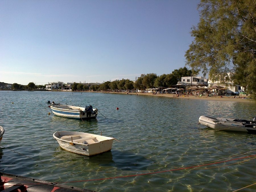 Porto e spiaggia ad Aliki a Paros