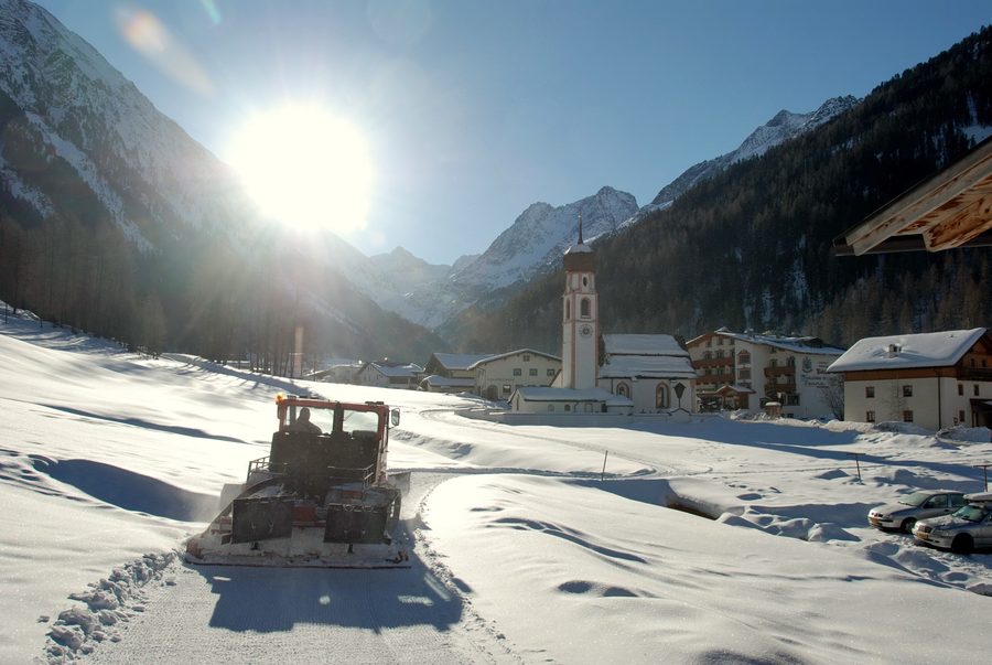 Preparazione delle piste da sci di fondo nel villaggio di Gries a 1569 metri di quota