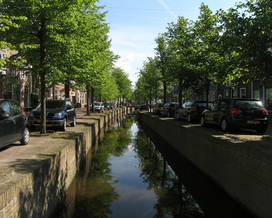 Der Godsacker-Kanal mit Straße in Franeker, Friesland