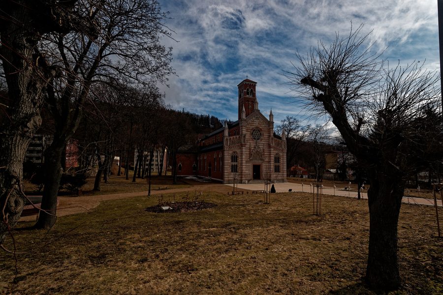 Kirche der Unbefleckten Empfängnis Mariens in Dubí, von der Ruská-Straße aus gesehen