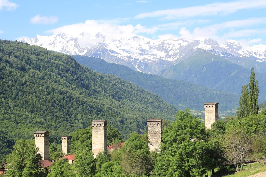 Svanische Türme in der Berglandschaft nahe Mestia in Zemo Svaneti, Georgien