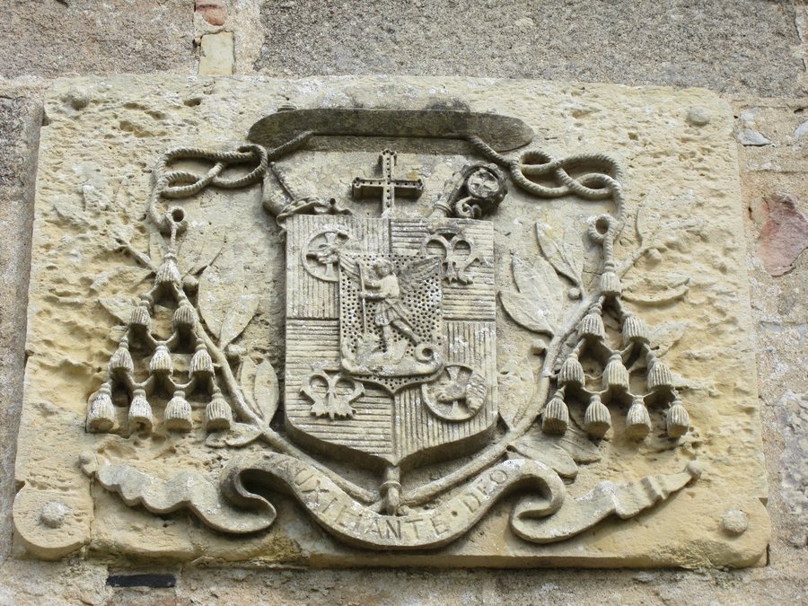 File:Église Saint-Pierre d'Helleville - Portail (blason droit).JPG