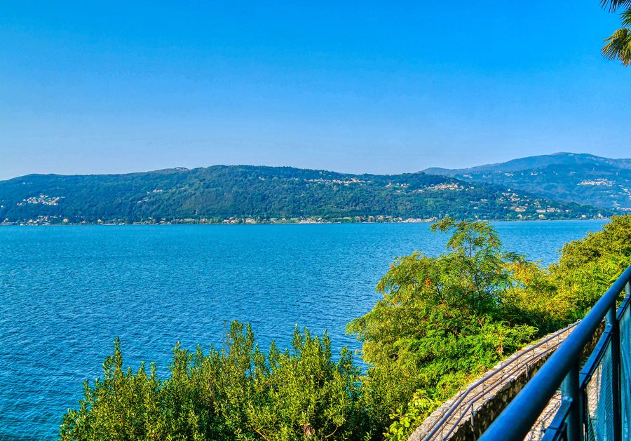 Blick vom Kloster Santa Caterina del Sasso über den Lago Maggiore und die umliegenden Berge in der Provinz Varese