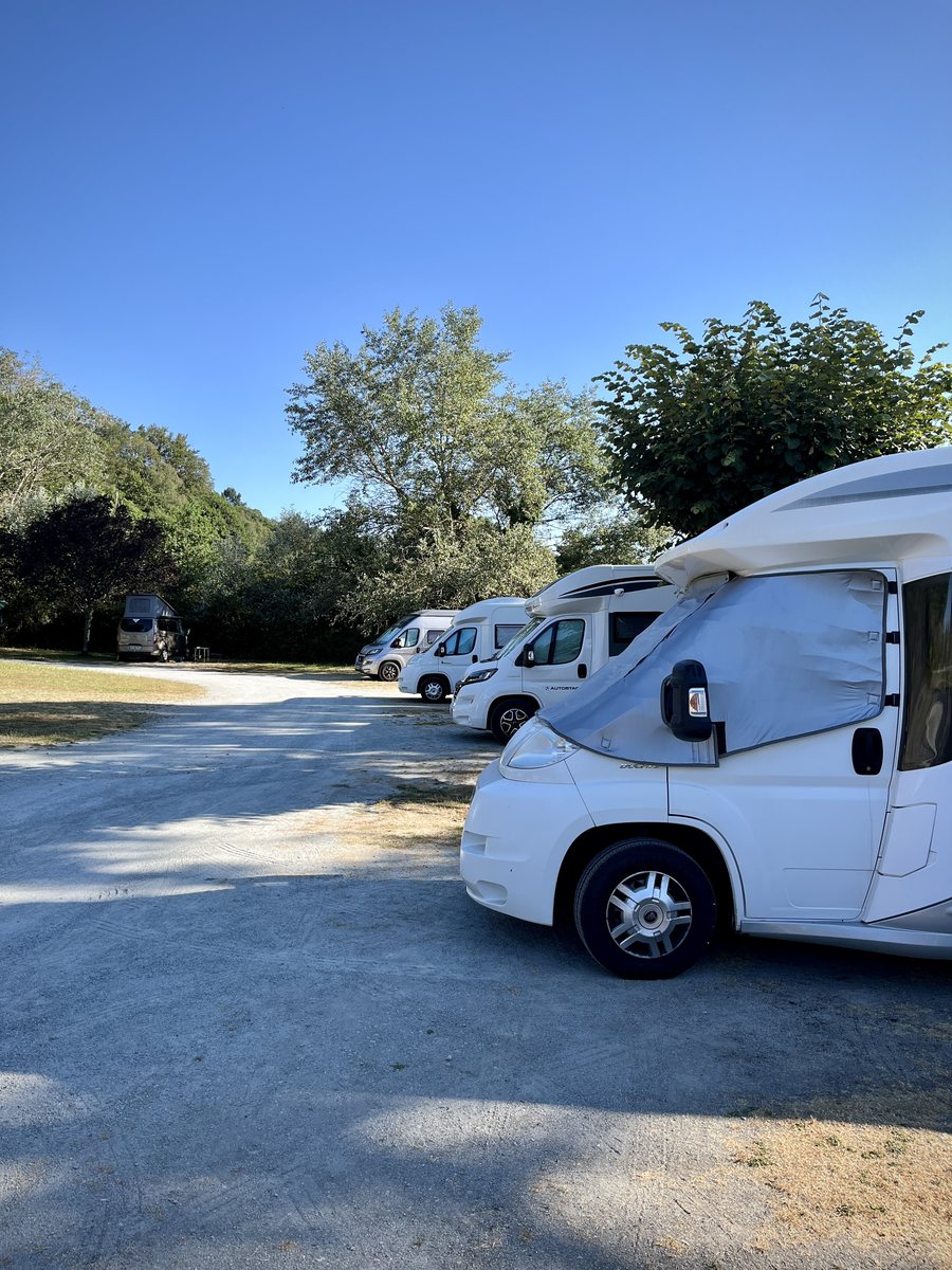 File:Air de Camping Car à Saint-Amand-Magnazeix.jpg