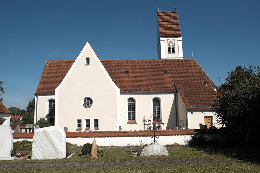 Katholische Pfarrkirche St. Benedikt in Untermühlhausen im Landkreis Landsberg am Lech