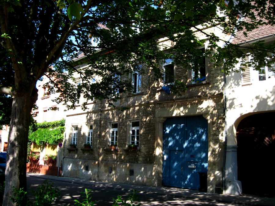 Historisches Ensemble am Marktplatz von Schwabenheim an der Selz mit Kirche und Fachwerkgebäuden