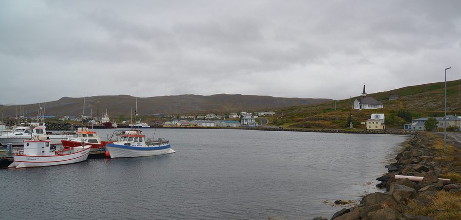 Porto e chiesa di Hólmavík in Islanda