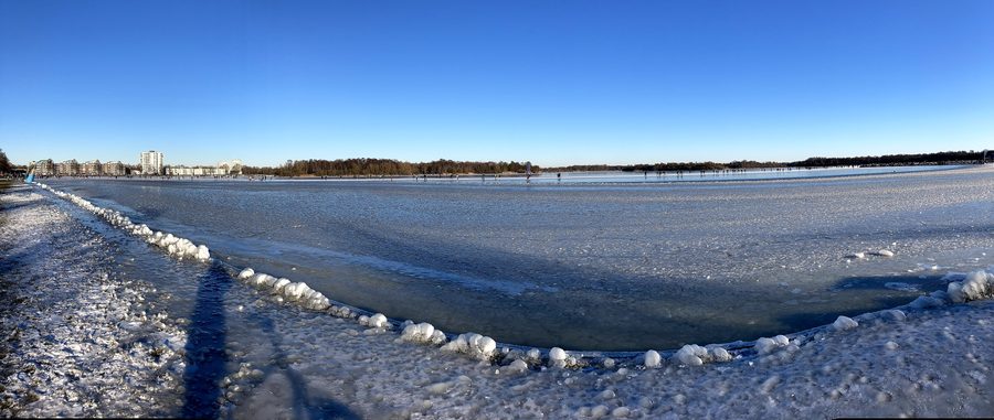 Winterlandschap van het Hoornse Meer en de Hoornse Plas bij Groningen