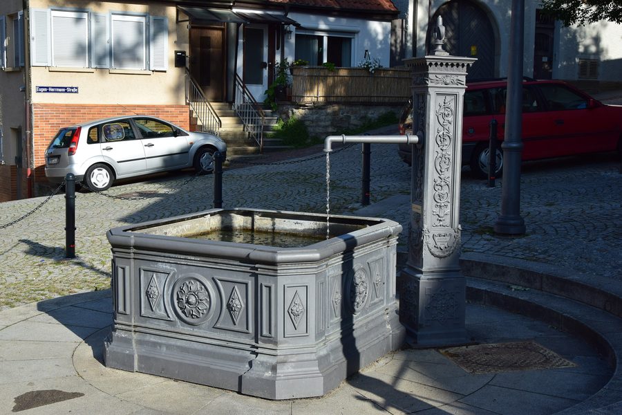 Brunnen vor der Georgskirche in Schwieberdingen, Landkreis Ludwigsburg