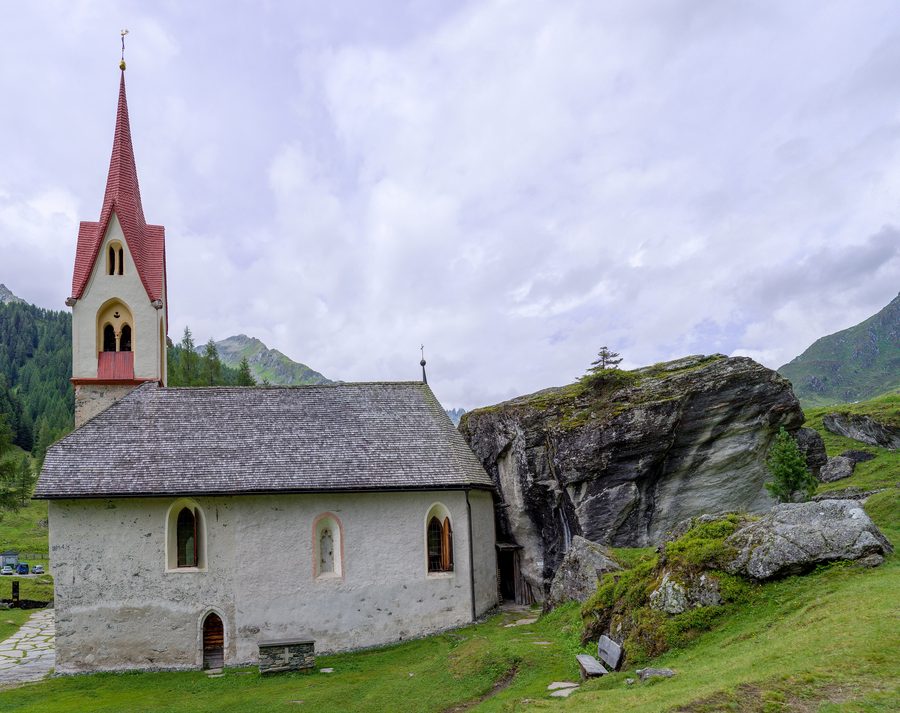 Cappella dello Spirito Santo a Predoi, Alto Adige, costruita dietro una roccia per proteggerla dalle valanghe
