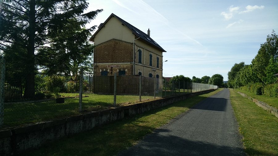 File:Avenue verte - Ancienne gare de Bures-en-Bray 1.jpg