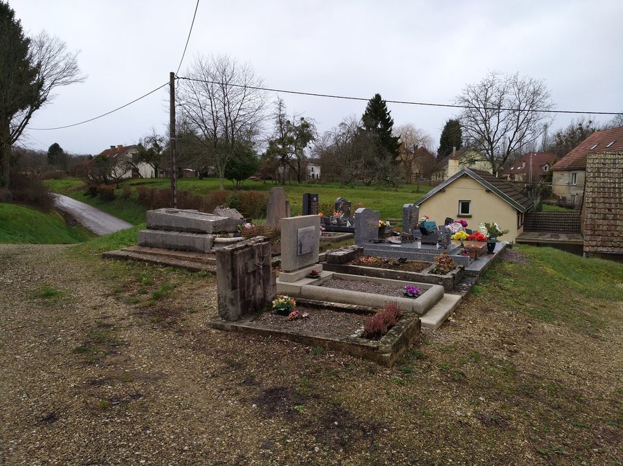 File:Cimetière de Montbarrey (2).jpg