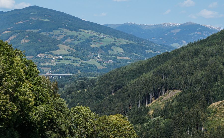 Oberallach in der Gemeinde Trebesing mit Blick ins Liesertal und auf den schneebedeckten Katschberg