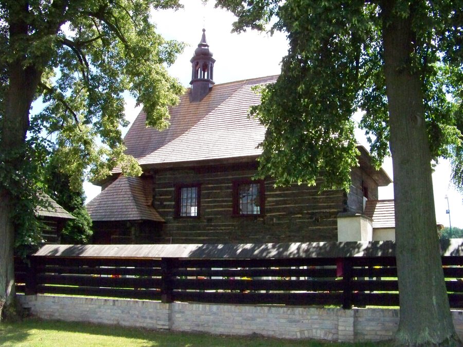 Außenansicht der Nikolauskirche in Veliny im Okres Pardubice