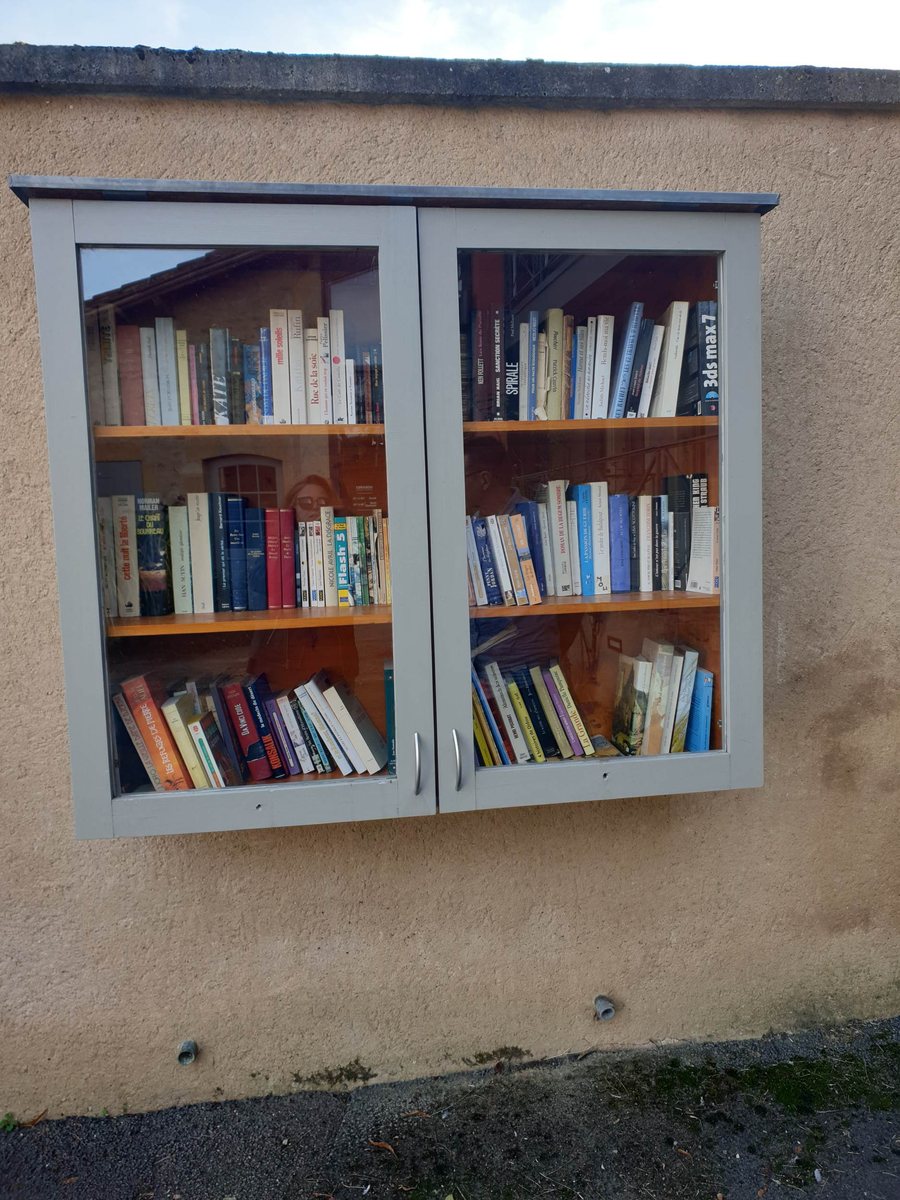 File:Saint-Bonnet-de-Cray - mairie - boîte à livres.jpg