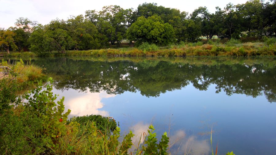 Il South Llano River visto dal South Llano River State Park vicino a Junction, Texas
