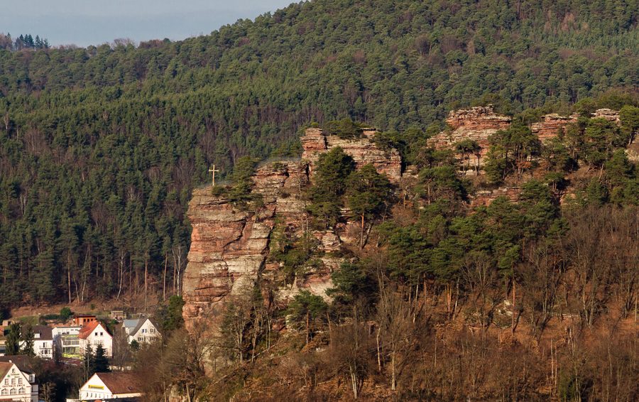 Buntsandsteinfelsen des Jungfernsprungs nördlich von Dahn