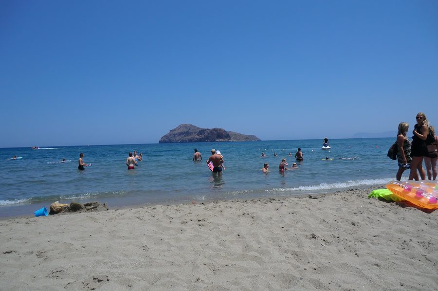 La piccola isola Agii Theodori al largo della costa di Platanias, Creta