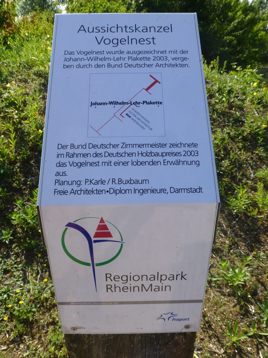 Belvedere Vogelnest con pannello informativo del Regionalpark Rhein-Main