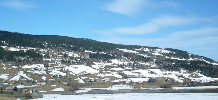 Ulnes visto dall'altro lato dello Strondafjorden