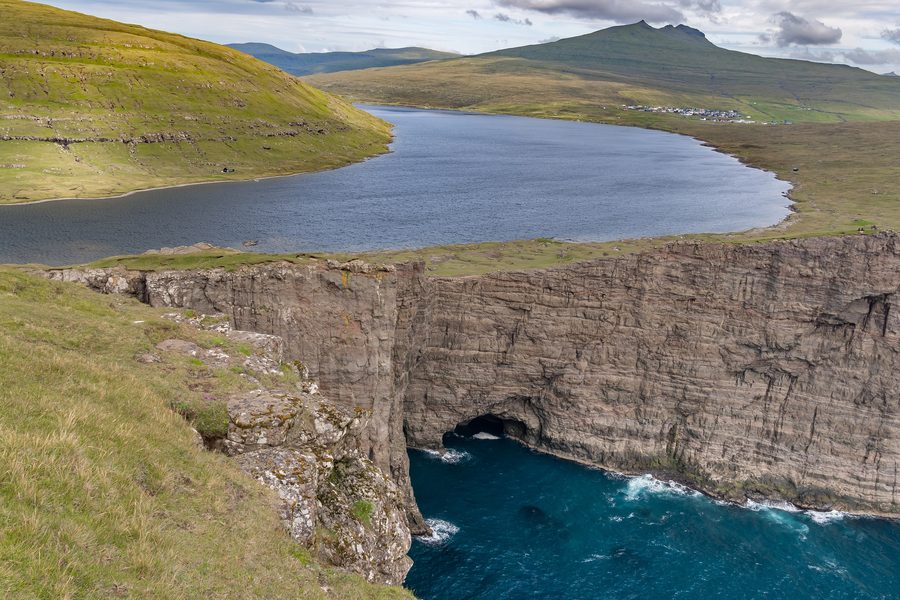 Sørvágsvatn-See oberhalb des Atlantiks, gesehen von der Klippe Trælanípa auf Vágar