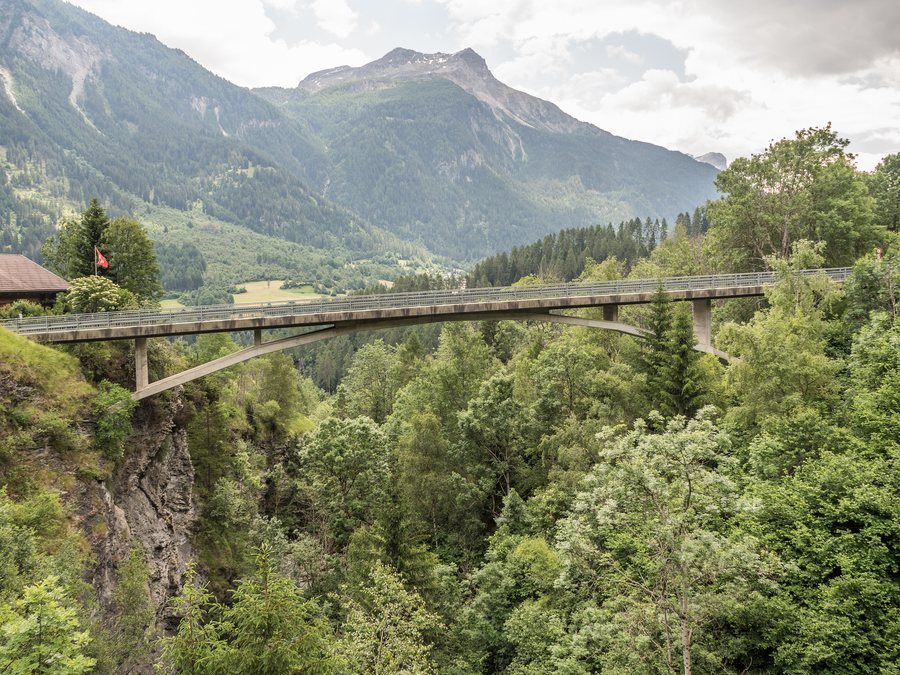 File:Strassenbrücke über das Valtschieltal, Donat GR 20230616-jag9889.jpg