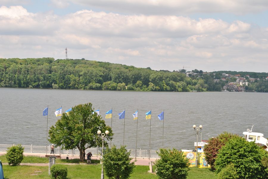 Il lago di Ternopil del parco paesaggistico regionale «Zahrebellja» e del parco Taras Shevchenko della città di Ternopil