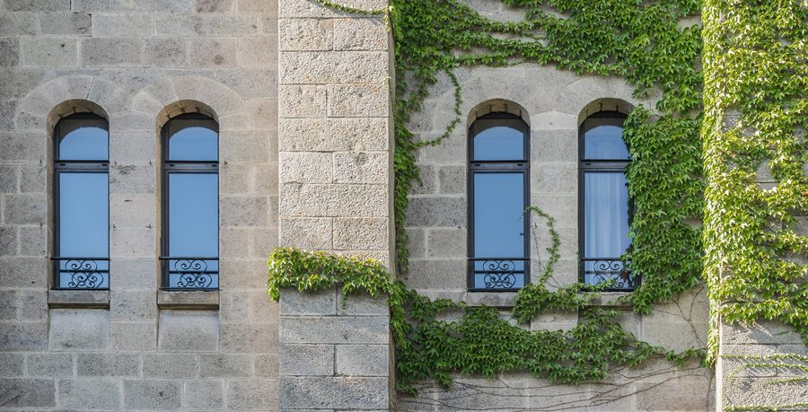 Fenster am Château Saint-Étienne in Aurillac im französischen Département Cantal