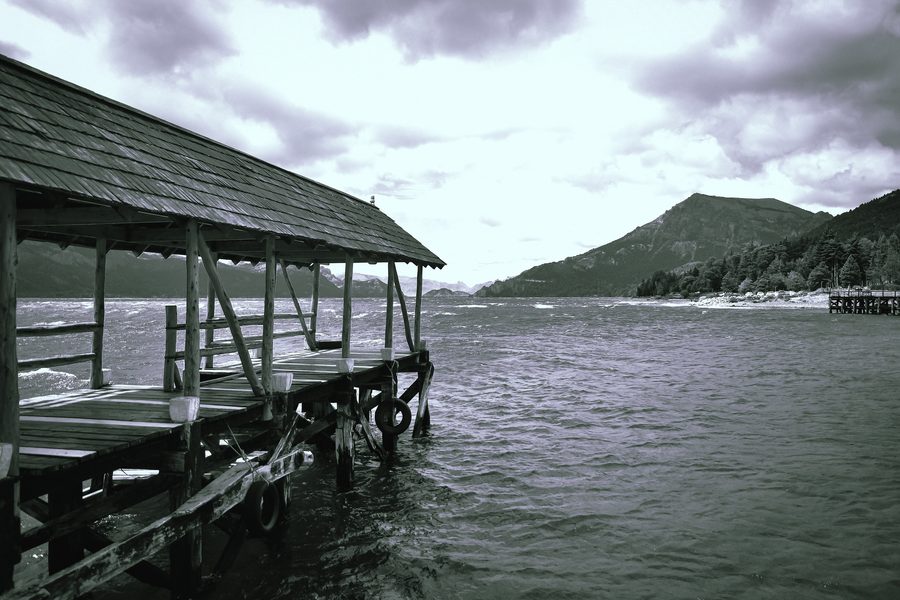 Muelle solitario junto a un lago en el entorno de Lago Traful