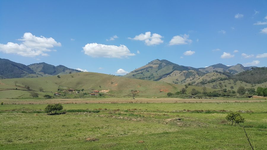 Campagna collinare a Minas Gerais accanto a un'autostrada.