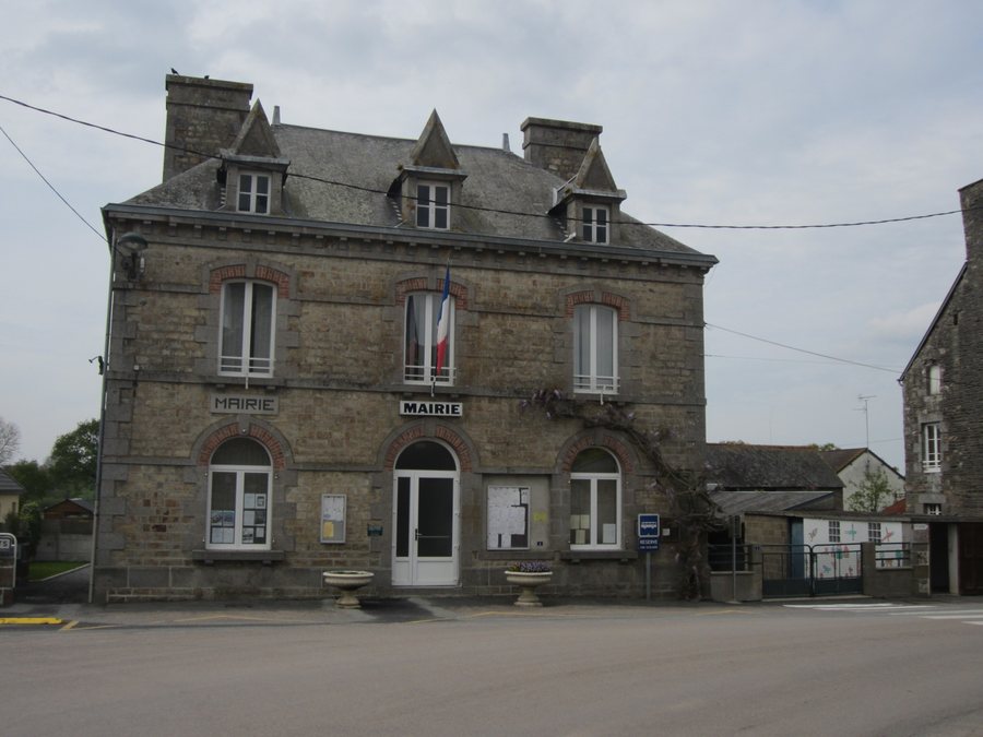 File:Bacilly - Mairie.JPG