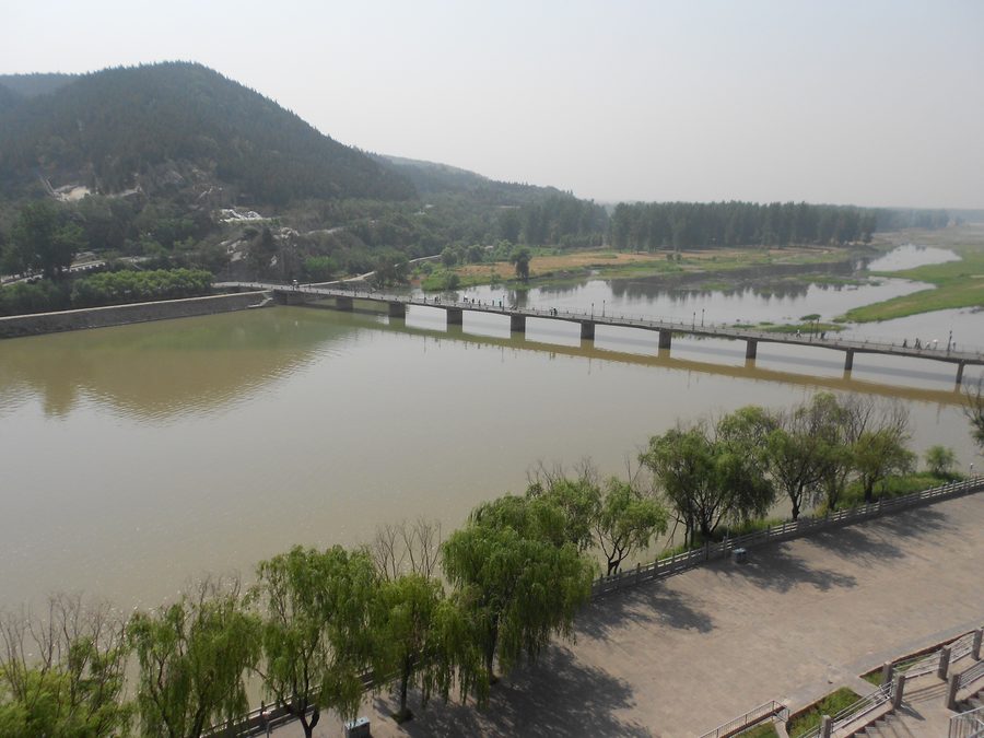 Panoramaansicht der Longmen-Grotten bei Luoyang in Henan