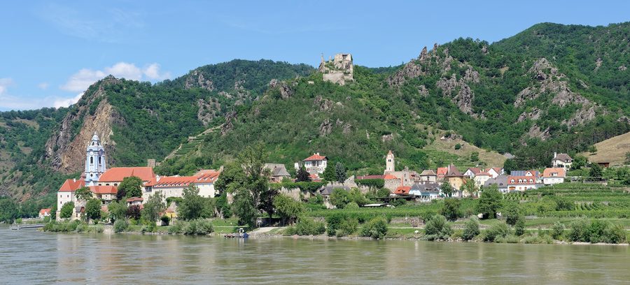 Dürnstein nella valle della Wachau con monastero e ruderi del castello sullo sfondo