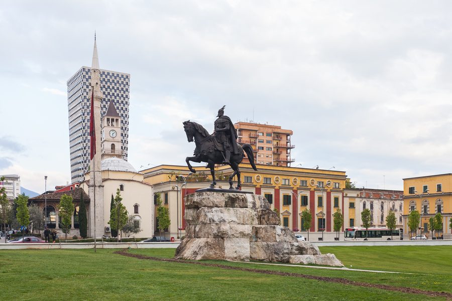 Monumento a Skanderbeg nel centro di Tirana.
