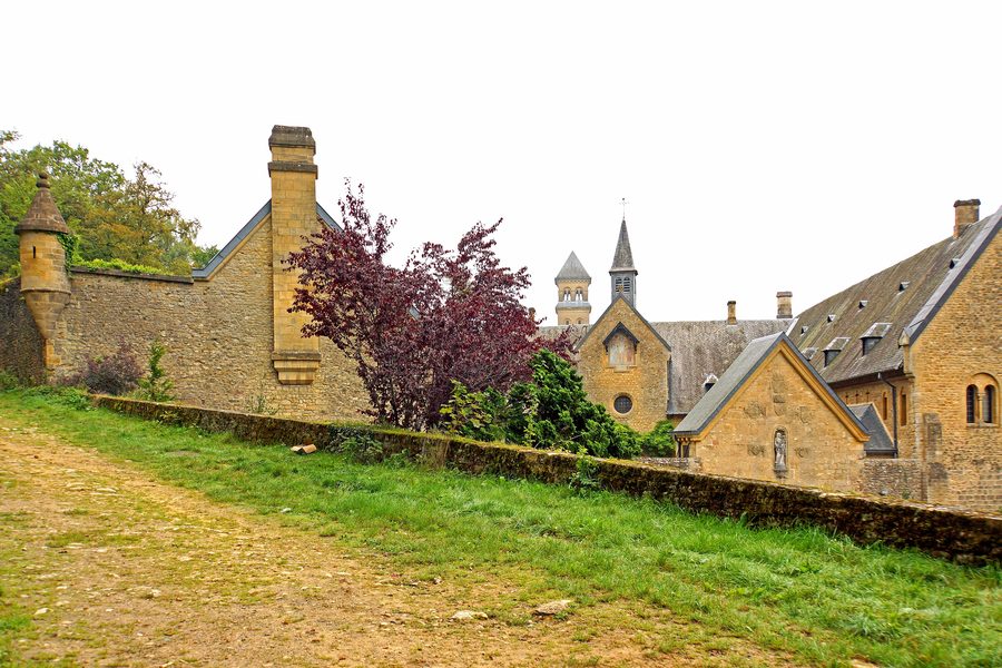 L’abbazia di Orval a Villers-devant-Orval, un monastero cistercense storico.