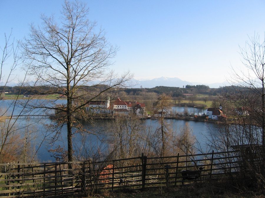 Monastero di Seeon con le Alpi del Chiemgau sullo sfondo