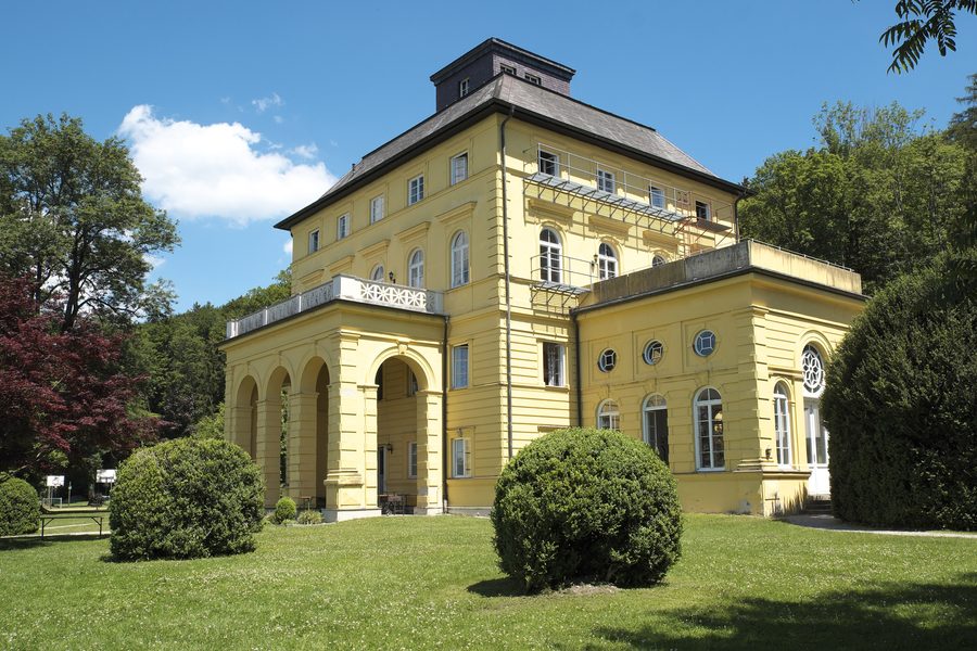 Schloss Allmannshausen in Allmannshausen, einem Ortsteil von Berg im Landkreis Starnberg