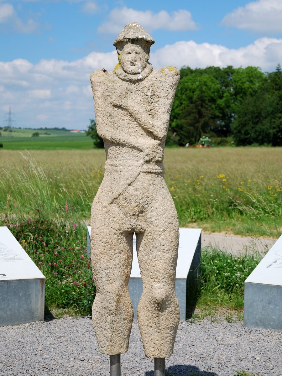 Kopie des Kriegers von Hirschlanden am archäologischen Fundort