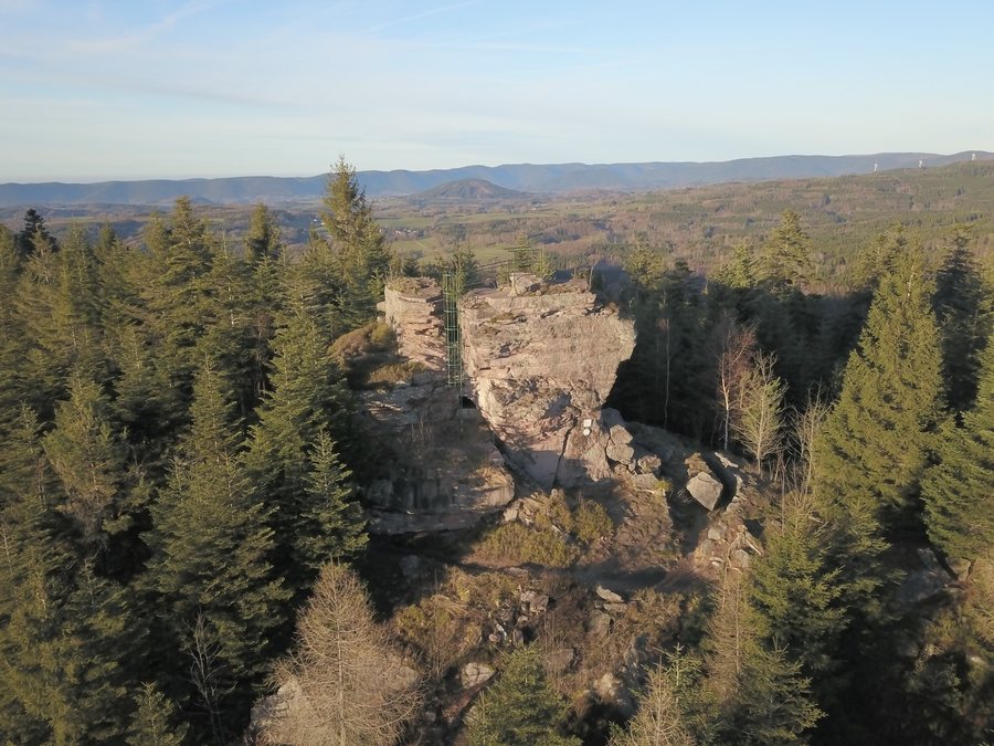 File:Roche des abris - Nayemont-les-Fosses.jpg