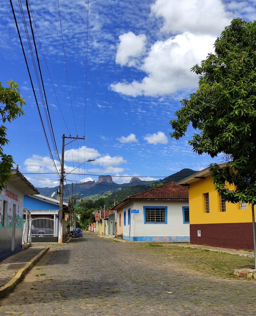 Strada vuota nel centro di São Bento do Sapucaí con Pedra do Baú sullo sfondo