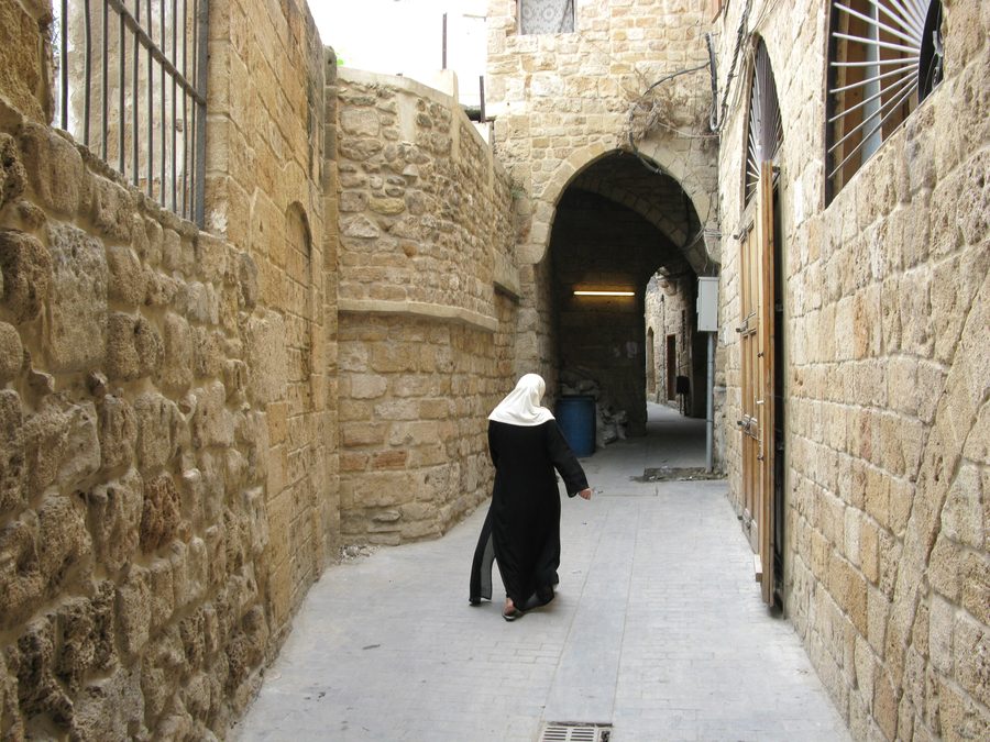 Vicolo stretto e tortuoso nel centro storico di Saida