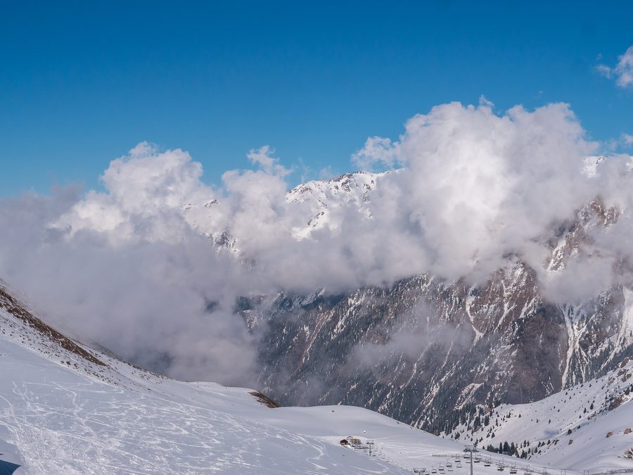 Almaty con scenario montano