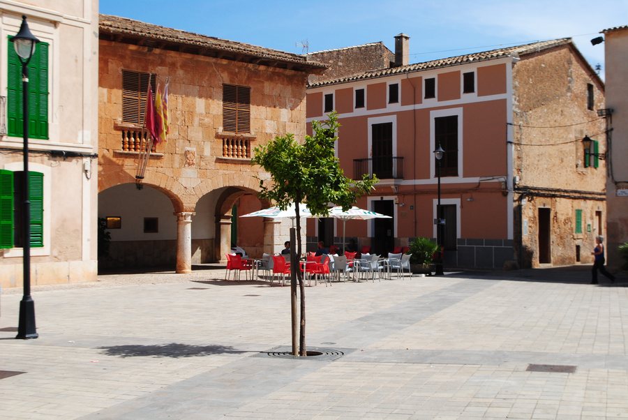 File:Plaça de la Vila.jpg