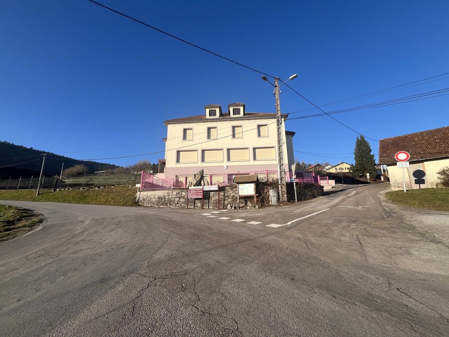 File:Mairie-école de Cleurie.jpg
