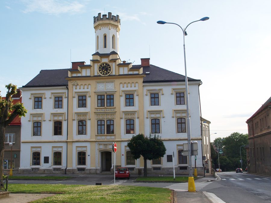 Rathaus am Marktplatz von Česká Skalice im Okres Náchod
