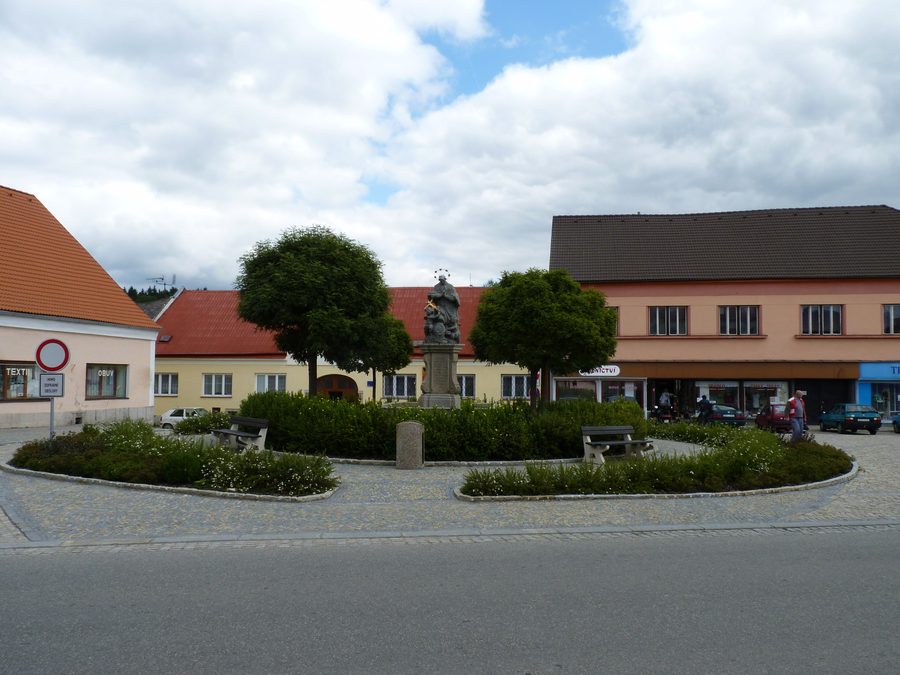 Marktplatz von Studená mit der Statue des heiligen Johannes Nepomuk