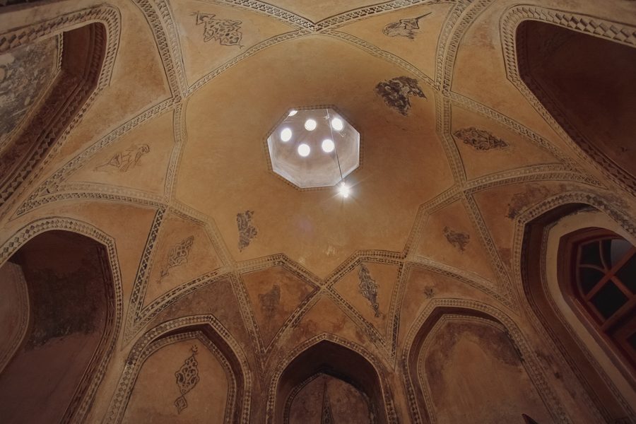 Historisches Vakil-Badehaus in Shiraz, Fars, Iran, mit dekoriertem Innenraum und Figuren zur Darstellung des Alltagslebens.